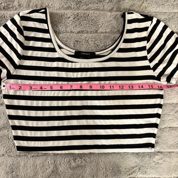 Large Forever 21 Black & White Striped Crop Top, Classic, Neutral - Picture 3 of 6